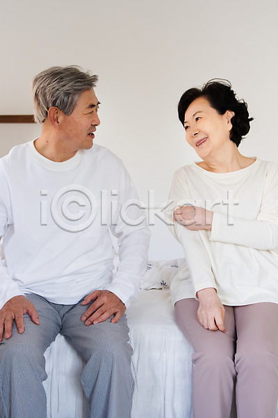 60대 70대 남자 노년 노인만 두명 사람 여자 한국인 JPG 앞모습 포토 노부부 대화 마주보기 미소(표정) 상반신 실내 실버라이프 아침 앉기 이야기 침실