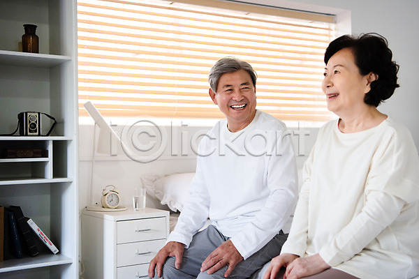 60대 70대 남자 노년 노인만 두명 사람 여자 한국인 JPG 앞모습 포토 노부부 대화 미소(표정) 상반신 실내 실버라이프 아침 앉기 이야기 침실