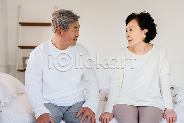 60대 70대 남자 노년 노인만 두명 사람 여자 한국인 JPG 앞모습 포토 노부부 대화 마주보기 미소(표정) 상반신 실내 실버라이프 아침 앉기 응시 이야기 침실