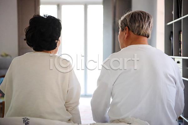 60대 70대 남자 노년 노인만 두명 사람 여자 한국인 JPG 뒷모습 포토 노부부 대화 상반신 실내 실버라이프 아침 앉기 이야기