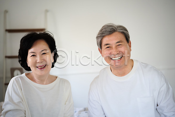 60대 70대 남자 노년 노인만 두명 사람 여자 한국인 JPG 앞모습 포토 노부부 대화 미소(표정) 상반신 실내 실버라이프 아침 응시 침실