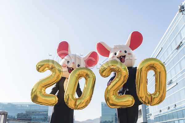20대 30대 남자 두명 성인 성인만 여자 한국인 JPG 로우앵글 앞모습 포토 2020년 경자년 동료 동물탈 들기 비즈니스맨 비즈니스우먼 상반신 서기 숫자 신입사원 야외 옥상 정장 주간 쥐 쥐띠 쥐캐릭터 풍선 흰쥐