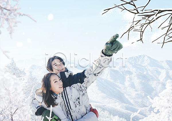 20대 남자 성인 성인만 여자 한국인 PSD 편집이미지 가리킴 겨울 나무 나뭇가지 눈(날씨) 상반신 설경 커플
