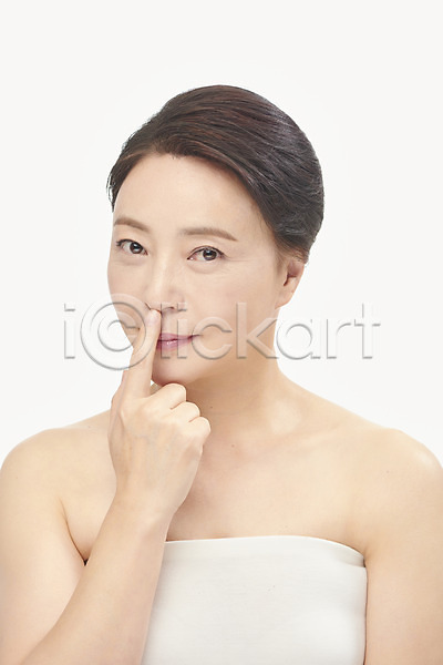 50대 여자 중년 중년여자한명만 한국인 한명 JPG 앞모습 포토 가리킴 누끼 미소(표정) 뷰티 상반신 성형수술 스튜디오촬영 시술 실내 의료성형뷰티 중년라이프 코 터치 피부관리 흰배경
