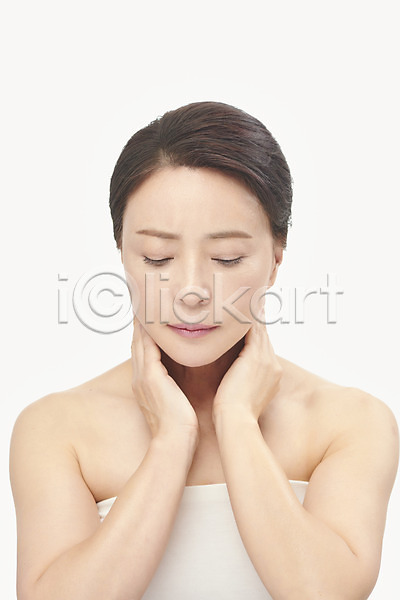 50대 여자 중년 중년여자한명만 한국인 한명 JPG 앞모습 포토 누끼 뷰티 상반신 성형수술 손짓 스튜디오촬영 시술 실내 의료성형뷰티 중년라이프 피부관리 흰배경