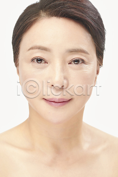 50대 여자 중년 중년여자한명만 한국인 한명 JPG 근접촬영 앞모습 포토 누끼 미소(표정) 뷰티 상반신 성형수술 스튜디오촬영 시술 실내 응시 의료성형뷰티 중년라이프 표정 피부관리 흰배경
