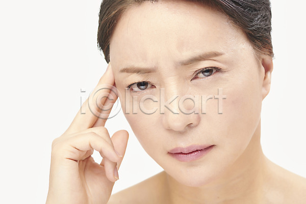 스트레스 50대 여자 중년 중년여자한명만 한국인 한명 JPG 근접촬영 앞모습 포토 누끼 두통 뷰티 상반신 성형수술 스튜디오촬영 시술 실내 의료성형뷰티 중년라이프 찡그림 표정 피부관리 흰배경
