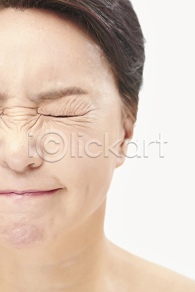 50대 여자 중년 중년여자한명만 한국인 한명 JPG 근접촬영 앞모습 포토 누끼 뷰티 상반신 성형수술 스튜디오촬영 시술 실내 의료성형뷰티 중년라이프 찡그림 표정 피부관리 흰배경