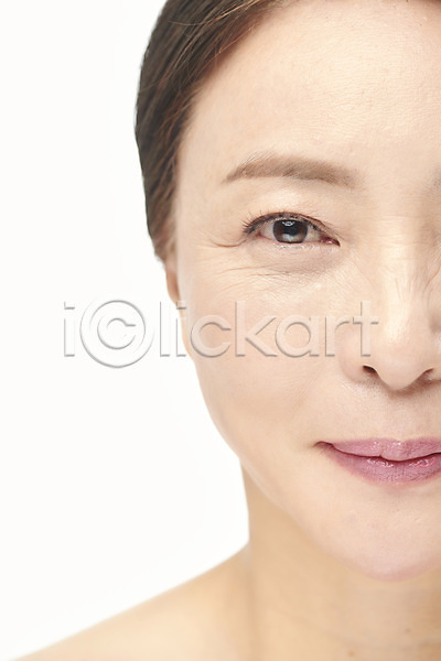 50대 여자 중년 중년여자한명만 한국인 한명 JPG 근접촬영 앞모습 포토 누끼 미소(표정) 뷰티 상반신 성형수술 스튜디오촬영 시술 실내 의료성형뷰티 중년라이프 표정 피부관리 흰배경