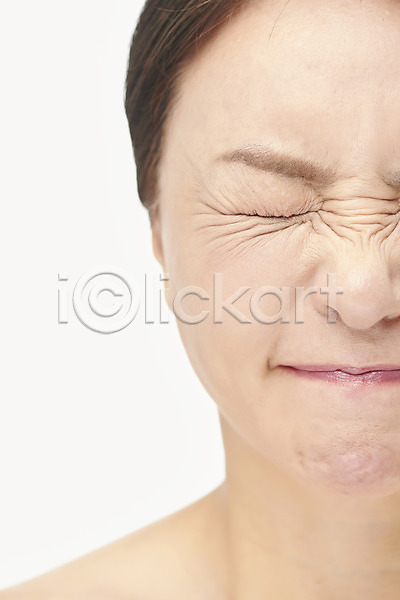 50대 여자 중년 중년여자한명만 한국인 한명 JPG 근접촬영 앞모습 포토 누끼 뷰티 상반신 성형수술 스튜디오촬영 시술 실내 의료성형뷰티 중년라이프 찡그림 표정 피부관리 흰배경