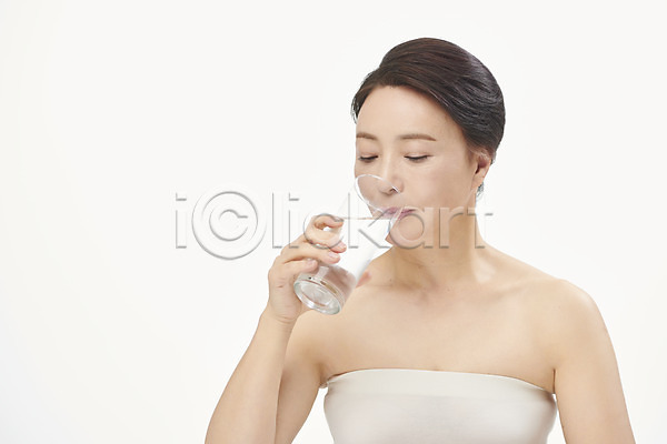 50대 여자 중년 중년여자한명만 한국인 한명 JPG 앞모습 포토 누끼 들기 마시기 물 물마시기 물컵 뷰티 상반신 수분 수분섭취 스튜디오촬영 실내 의료성형뷰티 중년라이프 피부관리 흰배경 흰색