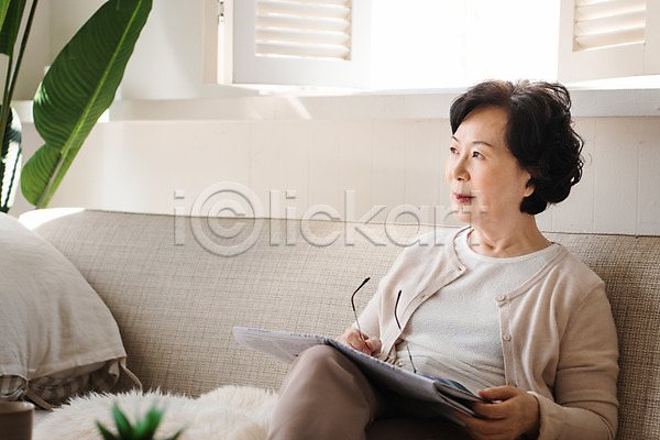 고민 여유 60대 노년 노인여자한명만 여자 한국인 한명 JPG 앞모습 포토 거실 독거노인 들기 모션 사색 상반신 생각 소파 신문 실내 앉기 은퇴 졸혼