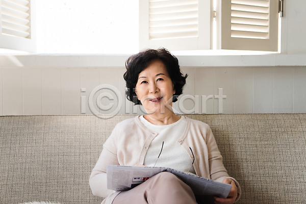 60대 노년 노인여자한명만 여자 한국인 한명 JPG 앞모습 포토 거실 다리꼬기 독거노인 모션 미소(표정) 상반신 소파 신문 실내 앉기 은퇴 졸혼