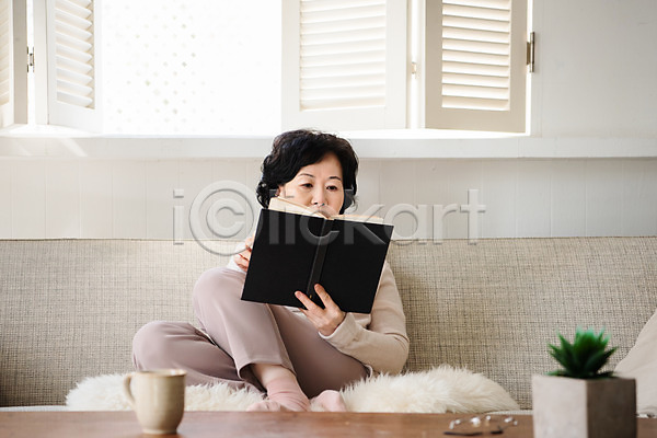 여유 60대 노년 노인여자한명만 여자 한국인 한명 JPG 앞모습 포토 교양 독거노인 독서 들기 모션 소파 실내 앉기 은퇴 읽기 전신 졸혼 책