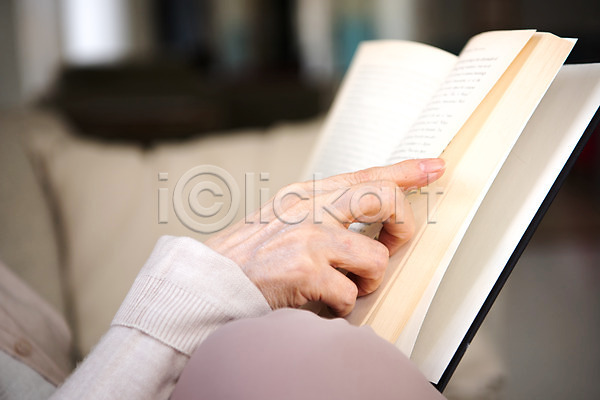 여유 60대 노년 노인여자한명만 신체부위 여자 한국인 한명 JPG 포토 교양 독거노인 모션 손 실내 은퇴 읽기 졸혼 책