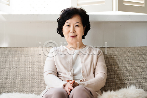 휴식 희망 60대 노년 노인여자한명만 여자 한국인 한명 JPG 앞모습 포토 독거노인 모션 미소(표정) 상반신 소파 실내 앉기 은퇴 졸혼