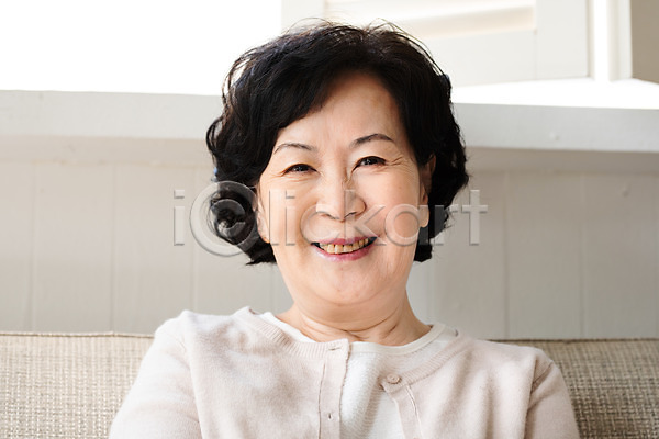 희망 60대 노년 노인여자한명만 여자 한국인 한명 JPG 앞모습 포토 독거노인 모션 미소(표정) 상반신 소파 실내 앉기 은퇴 졸혼