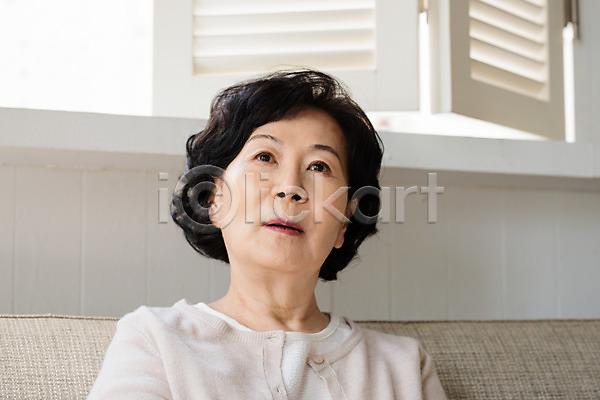 고민 불안 60대 노년 노인여자한명만 여자 한국인 한명 JPG 앞모습 포토 독거노인 모션 상반신 생각 실내 은퇴 졸혼