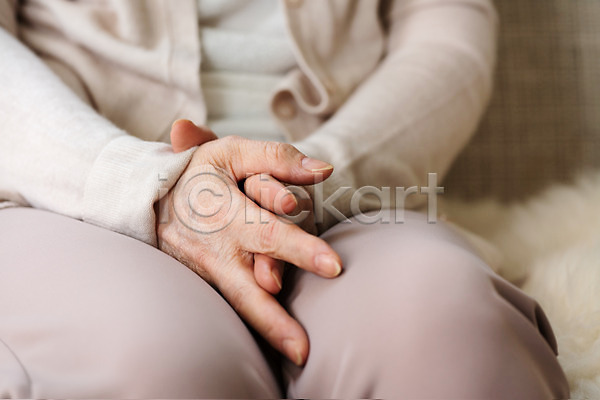 60대 노년 노인여자한명만 여자 한국인 한명 JPG 근접촬영 앞모습 포토 기도 다리(신체부위) 독거노인 모션 상반신 손 실내 앉기 양손 은퇴 잡기 졸혼