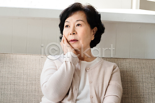 고민 불안 60대 노년 노인여자한명만 여자 한국인 한명 JPG 앞모습 포토 독거노인 모션 볼(신체부위) 상반신 생각 손 실내 앉기 은퇴 응시 졸혼