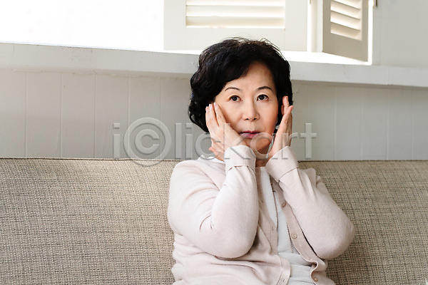 고민 슬픔 60대 노년 노인여자한명만 여자 한국인 한명 JPG 앞모습 포토 걱정 눈물 독거노인 모션 상반신 실내 안도 앉기 은퇴 졸혼