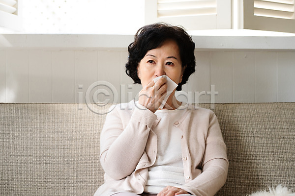 고민 슬픔 60대 노년 노인여자한명만 여자 한국인 한명 JPG 앞모습 포토 가림 걱정 눈물 독거노인 모션 상반신 실내 안도 울음 은퇴 졸혼 화장지