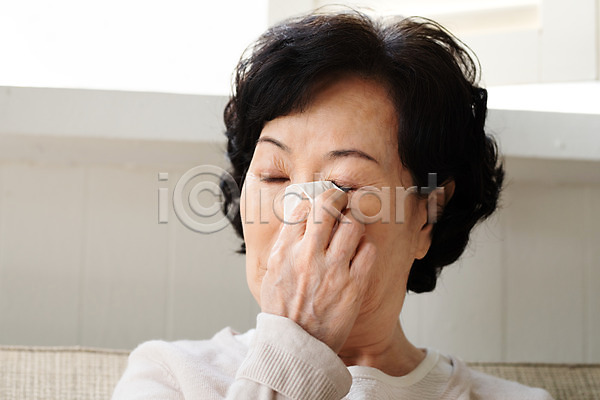 고민 슬픔 60대 노년 노인여자한명만 여자 한국인 한명 JPG 앞모습 포토 걱정 눈물 닦기 독거노인 모션 상반신 실내 앉기 울음 은퇴 졸혼 화장지