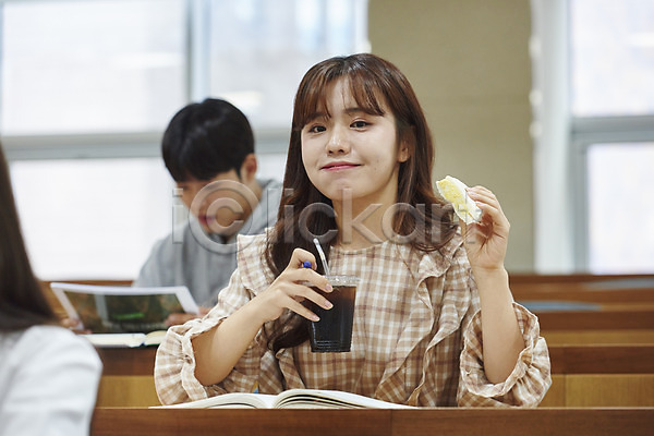 청춘(젊음) 20대 남자 사람 성인 성인만 세명 여자 청년 한국인 JPG 앞모습 포토 강의실 교실 교육 대학교 대학생 대학생라이프 들기 딴짓 먹기 모션 상반신 샌드위치 실내 앉기 음료 의자 커피 탁자