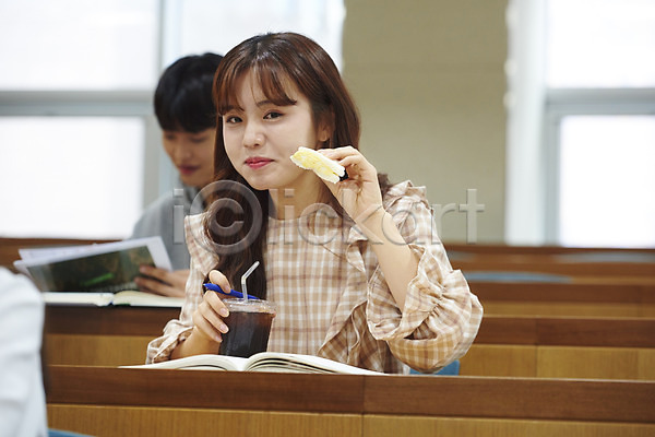 청춘(젊음) 20대 남자 두명 사람 성인 성인만 여자 청년 한국인 JPG 앞모습 포토 강의실 교실 교육 대학교 대학생 대학생라이프 들기 딴짓 먹기 모션 미소(표정) 상반신 샌드위치 실내 앉기 음료 의자 커피 탁자