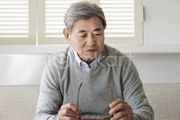 70대 남자 노년 노인남자한명만 한국인 한명 JPG 앞모습 포토 눈건강 독거노인 돋보기 모션 상반신 시력 실내 안경 앉기 은퇴 응시 졸혼