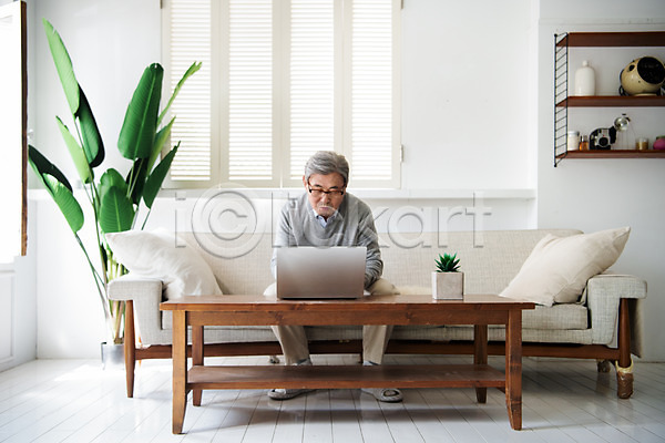 70대 남자 노년 노인남자한명만 한국인 한명 JPG 앞모습 포토 노트북 독거노인 돋보기 모션 실내 안경 앉기 어려움 은퇴 전신 졸혼 힘듦