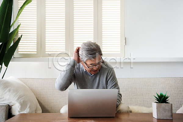 70대 남자 노년 노인남자한명만 한국인 한명 JPG 앞모습 포토 노트북 독거노인 돋보기 머리긁기 모션 상반신 실내 안경 앉기 어려움 은퇴 졸혼 힘듦