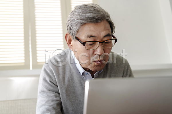 70대 남자 노년 노인남자한명만 한국인 한명 JPG 앞모습 포토 노트북 독거노인 돋보기 모션 상반신 실내 안경 앉기 어려움 은퇴 졸혼 힘듦