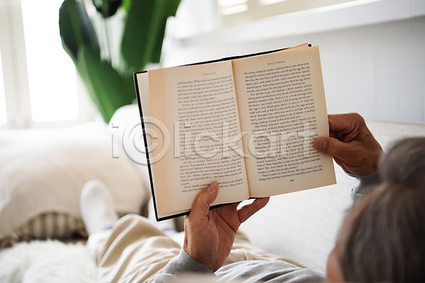 여유 휴식 70대 남자 노년 노인남자한명만 한국인 한명 JPG 포토 눕기 독거노인 독서 들기 모션 실내 은퇴 읽기 전신 졸혼 책