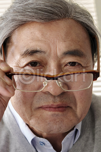 70대 남자 노년 노인남자한명만 한국인 한명 JPG 근접촬영 포토 눈건강 독거노인 돋보기 모션 시력 실내 안경 안경낌 얼굴 은퇴 응시 졸혼