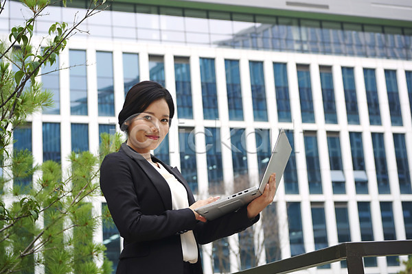 성공 자신감 20대 성인 성인여자한명만 여자 한국인 한명 JPG 옆모습 포토 긍정 노트북 들기 비즈니스라이프 비즈니스우먼 빌딩 상반신 서기 야외 주간 판교 회사