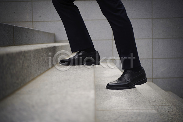 고민 30대 남자 성인 성인남자한명만 한국인 한명 JPG 근접촬영 포토 걷기 계단 무거움 비즈니스라이프 비즈니스맨 야외 오르기 주간 판교 하반신 힘듦