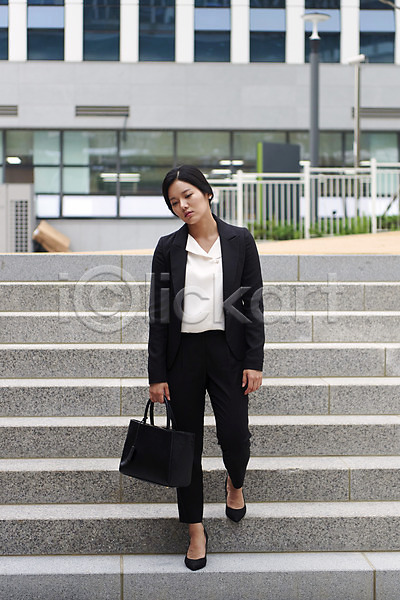 스트레스 20대 성인 성인여자한명만 여자 한국인 한명 JPG 앞모습 포토 걷기 계단 비즈니스라이프 비즈니스우먼 야근 야외 전신 주간 출근 퇴근 판교 힘듦