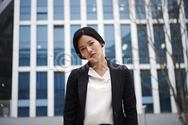 스트레스 20대 성인 성인여자한명만 여자 한국인 한명 JPG 앞모습 포토 걷기 계단 비즈니스라이프 비즈니스우먼 상반신 야근 야외 주간 출근 퇴근 판교 힘듦