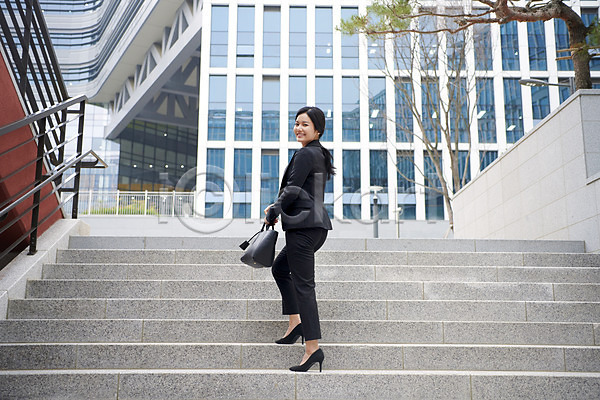 즐거움 20대 성인 성인여자한명만 여자 한국인 한명 JPG 뒷모습 포토 걷기 계단 긍정 뒤돌아보기 미소(표정) 비즈니스라이프 비즈니스우먼 야외 오르기 전신 주간 출근 퇴근 판교