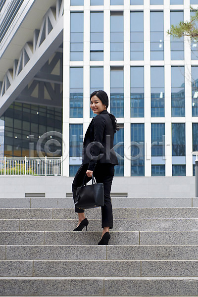 즐거움 20대 성인 성인여자한명만 여자 한국인 한명 JPG 뒷모습 포토 걷기 계단 긍정 뒤돌아보기 미소(표정) 비즈니스라이프 비즈니스우먼 야외 오르기 전신 주간 출근 퇴근 판교
