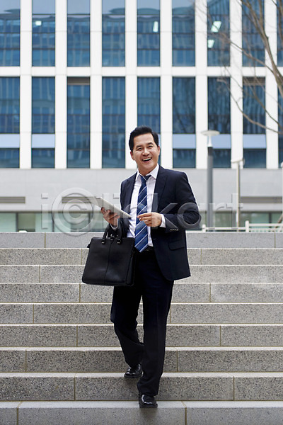 즐거움 40대 남자 중년 중년남자한명만 한국인 한명 JPG 포토 걷기 계단 들기 미소(표정) 비즈니스라이프 비즈니스맨 서류가방 야외 얼리어답터 전신 주간 출근 태블릿 퇴근 판교