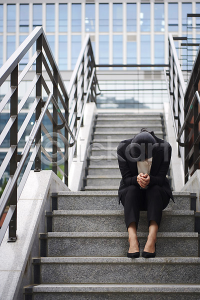 고민 괴로움 스트레스 좌절 20대 성인 성인여자한명만 여자 한국인 한명 JPG 앞모습 포토 계단 비즈니스라이프 비즈니스우먼 앉기 압박 야외 전신 주간 판교 힘듦