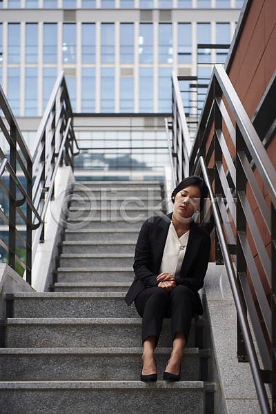 고민 괴로움 스트레스 좌절 20대 성인 성인여자한명만 여자 한국인 한명 JPG 앞모습 포토 계단 기댐 비즈니스라이프 비즈니스우먼 앉기 압박 야외 전신 주간 판교 힘듦