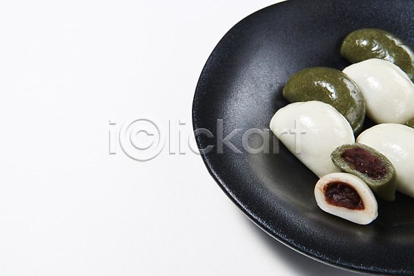 사람없음 JPG 포토 누끼 스튜디오촬영 실내 쌀떡 쑥떡 앙꼬절편 여러개 오브젝트 접시 조각 흰배경