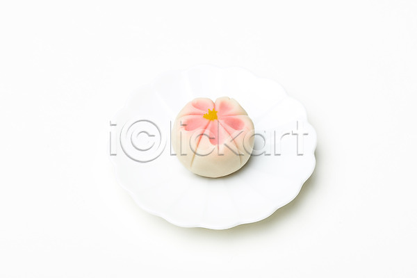 사람없음 JPG 포토 꽃무늬 누끼 동양음식 스튜디오촬영 실내 오브젝트 일본전통 접시 한개 화과자 흰배경