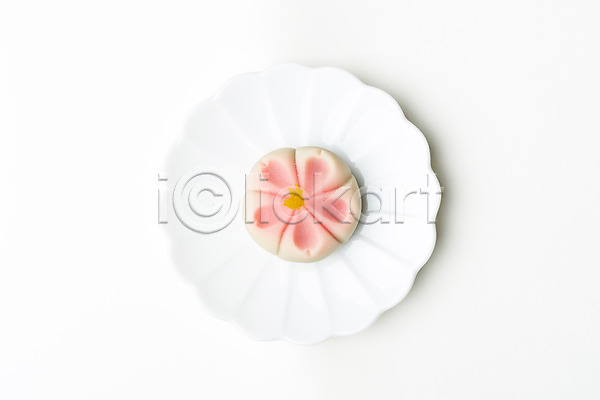 사람없음 JPG 포토 하이앵글 꽃무늬 누끼 동양음식 스튜디오촬영 실내 오브젝트 일본전통 접시 플랫레이 한개 화과자 흰배경