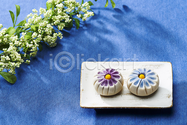 사람없음 JPG 포토 꽃 꽃무늬 누끼 동양음식 두개 스튜디오촬영 실내 오브젝트 일본전통 접시 파란배경 화과자