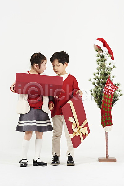 즐거움 남자 두명 소녀(어린이) 소년 어린이 어린이만 여자 한국인 JPG 앞모습 포토 겨울 놀람 누끼 들기 미니트리 빨간색 산타모자 서기 선물상자 스튜디오촬영 실내 연말 이벤트 전신 크리스마스 파티 흰배경