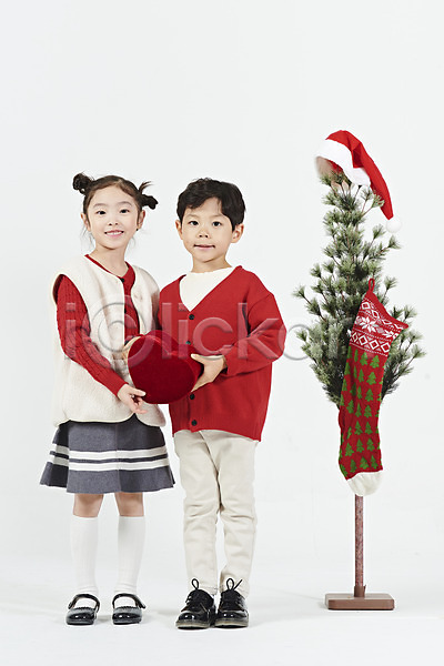 즐거움 남자 두명 소녀(어린이) 소년 어린이 어린이만 여자 한국인 JPG 앞모습 포토 겨울 누끼 들기 미니트리 미소(표정) 빨간색 산타모자 서기 스튜디오촬영 실내 연말 이벤트 전신 크리스마스 파티 하트 흰배경
